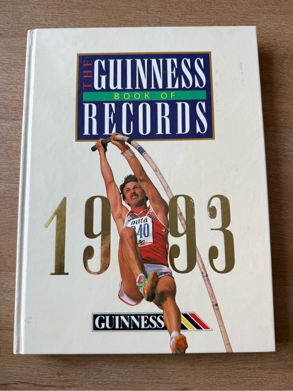 📚3 for $12📚The Guinness Book of Records 1993 Hardcover - White with Gold Accents